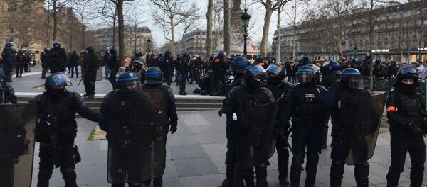 Un policier à terre place de la République, un pompier lui prodigue un massage cardiaque - Sputnik Afrique