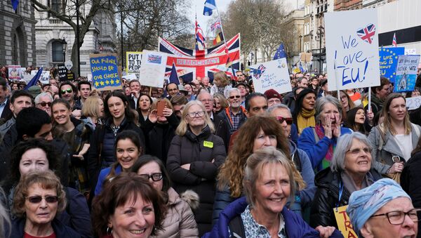 EU supporters participate in the 'People's Vote' march in central London - Sputnik Afrique