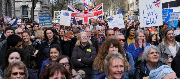 EU supporters participate in the 'People's Vote' march in central London - Sputnik Afrique