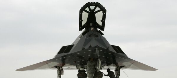 An F-117 stealth fighter jet is inspected after it landed at Wright Patterson Air Force Base, Monday, March 10, 2008, in Dayton, Ohio - Sputnik Afrique