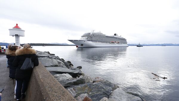 The cruise ship Viking Sky, that ran into trouble in stormy seas off Norway, reaches the port of Molde under its own steam on March 24, 2019 - Sputnik Afrique