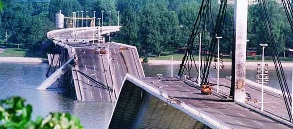 Le pont de la Liberté à Novi Sad après un bombardement de l’Otan. - Sputnik Afrique