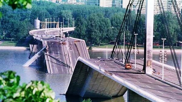 Le pont de la Liberté à Novi Sad après un bombardement de l’Otan. - Sputnik Afrique