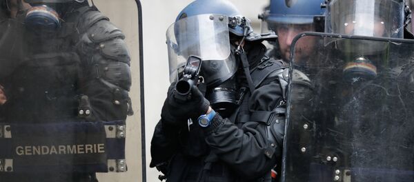 Un policier avec un LBD, image d'illustration - Sputnik Afrique