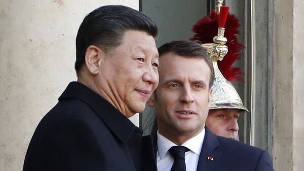 French President Emmanuel Macron, right, welcomes his Chinese counterpart Xi Jinping prior to a meeting at the Elysee Palace, in Paris, Monday, March 25, 2019. - Sputnik Afrique