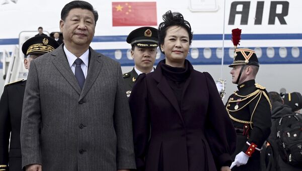 Xi Jinping et sa femme Peng Liyuan à l'aéroport Roissy Charles-de-Gaulle - Sputnik Afrique