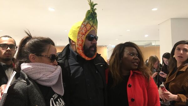 Dieudonné arrive à son procès pour fraude fiscale coiffé d’un chapeau en forme d’ananas - Sputnik Afrique