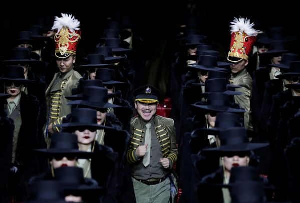 Le Military style, c’est sexy: défilé Hu Sheguang à la Semaine de la mode de Pékin - Sputnik Afrique