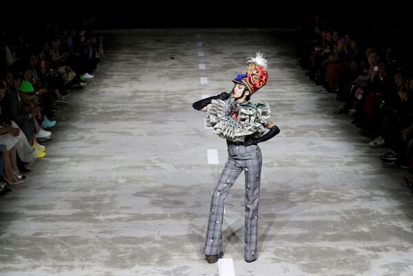 Le Military style, c’est sexy: défilé Hu Sheguang à la Semaine de la mode de Pékin - Sputnik Afrique