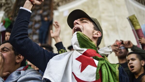 Алжирские студенты на демонстрации возле Главпочтамта в центре столицы Алжира против выдвижения президента Алжира Абделя Азиза Бутефлики на пятый президентский срок - Sputnik Afrique