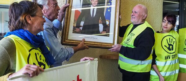 Un portrait d'Emmanuel Macron décroché - Sputnik Afrique