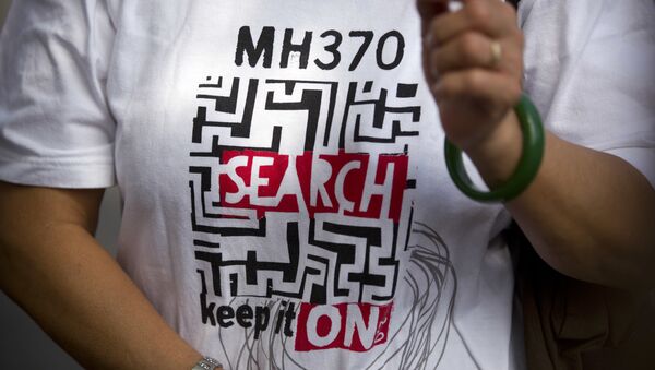 Un t-shirt Continuez de rechercher le vol MH370 - Sputnik Afrique