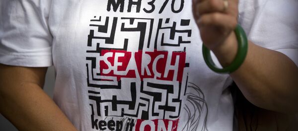 Un t-shirt Continuez de rechercher le vol MH370 - Sputnik Afrique