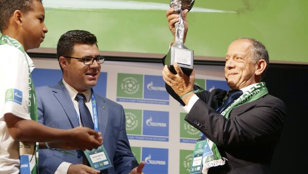 Walter Feldman, Secrétaire Général de la Confédération Brésilienne de Football, reçoit la Coupe des neuf valeurs - Sputnik Afrique