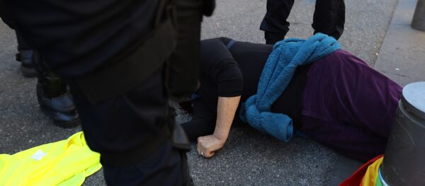 Une militante des Gilets jaunes, Geneviève Legay, blessée à Nice (23 mars 2019) Une militante des Gilets jaunes, Geneviève Legay, blessée à Nice (23 mars 2019) - Sputnik Afrique