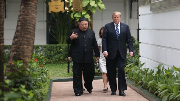 Kim Jong-un et Donald Trump lors du sommet de Hanoï - Sputnik Afrique