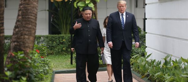 Kim Jong-un et Donald Trump lors du sommet de Hanoï - Sputnik Afrique