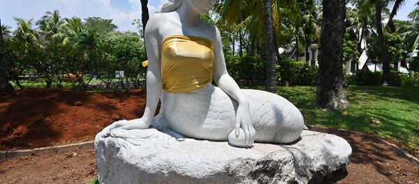 En Indonésie des sculptures de sirènes seins nus rhabillées pour ne gêner personne - Sputnik Afrique