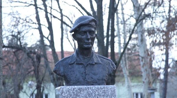 Une statue de Tibor Cerna érigée dans son village natal de Debeljaca Une statue de Tibor Cerna érigée dans son village natal de Debeljaca - Sputnik Afrique