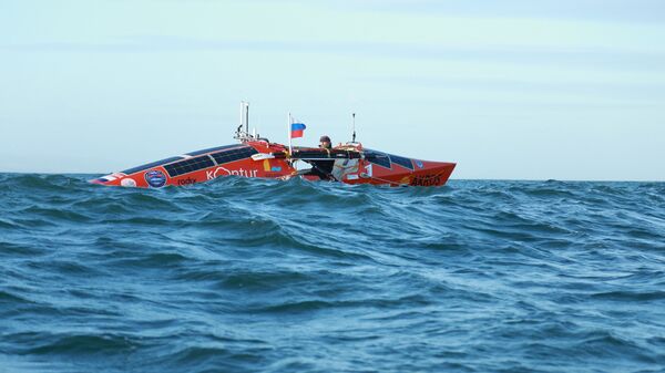 l'aventurier russe Fiodor Konioukhov à bord de son bateau à rame Akros - Sputnik Afrique