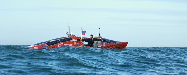 l'aventurier russe Fiodor Konioukhov à bord de son bateau à rame Akros - Sputnik Afrique