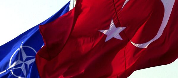 Les drapeaux turc et otanien Les drapeaux turc et otanien - Sputnik Afrique