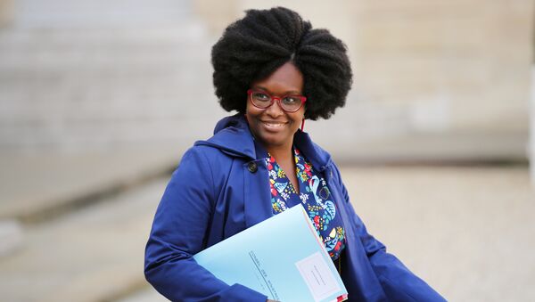 Sibeth Ndiaye, previously Macron's communication adviser, newly appointed spokeswoman of the government walks out after the weekly cabinet meeting at the ELysee Palace in Paris, Monday, April 1, 2019. - Sputnik Afrique