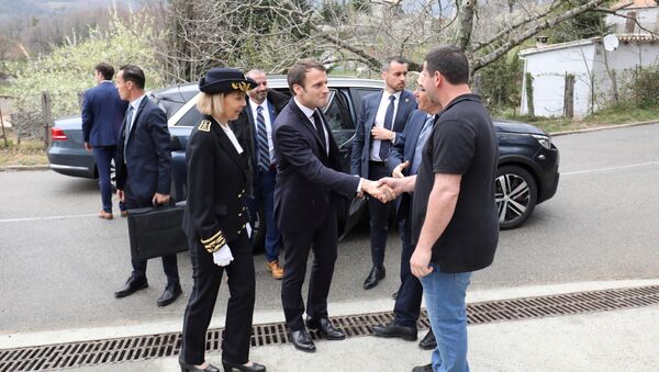 French president Emmanuel Macron (C) arrives to visit a local sausages factory run by Dominique Cesari (R) on April 4, 2019, in Cozzano - Sputnik Afrique