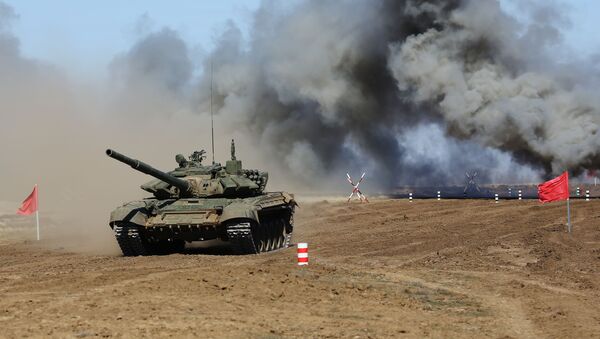 Танк Т-72 на дистанции Танкового биатлона на полигоне Прудбой в Волгоградской области - Sputnik Afrique