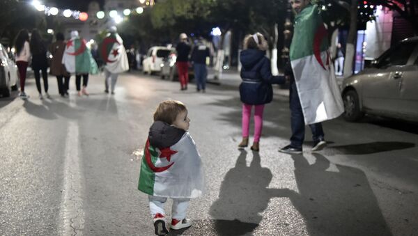 Алжирцы празднуют отставку президента Алжира Абдельазиза Бутефлики - Sputnik Afrique