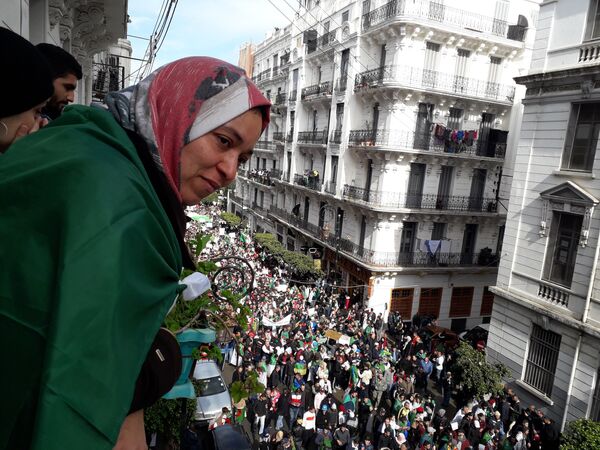 Habiba Alaoui, universitaire algérienne, engagée dans le mouvement populaire Habiba Alaoui, universitaire algérienne, engagée dans le mouvement populaire - Sputnik Afrique