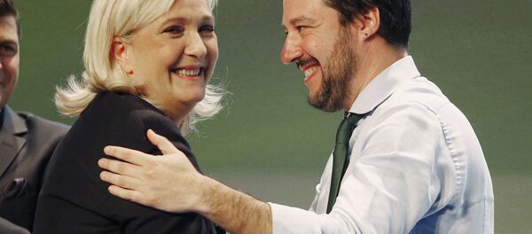 French National Front president Marine Le Pen, left, hugs Italy's Northern League leader Matteo Salvini during the Europe of Nations and Freedom movement meeting in Milan, Italy, Thursday, Jan. 28, 2016 - Sputnik Afrique