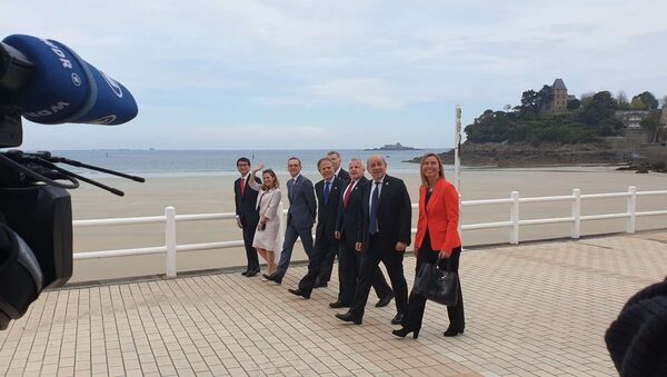 Les ministres des affaires étrangères du G7 marchent du même pas après leur dernière session de travail au Palais des arts de Dinard - Sputnik Afrique