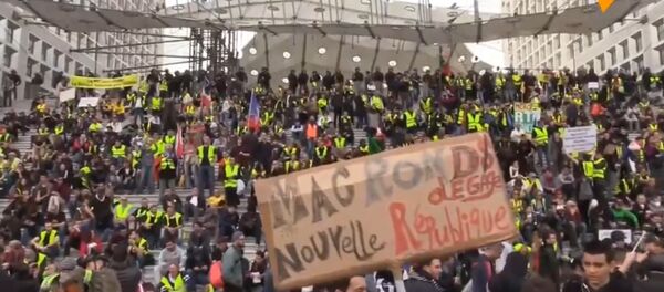 Le cortège des Gilets jaunes à Paris atteint la Défense - Sputnik Afrique