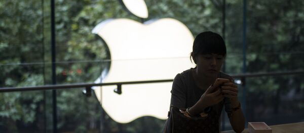 A Chinese customer sets up her new iPhone 7 during the opening sale launch at an Apple store in Shanghai - Sputnik Afrique