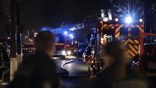 Firefighters are at work to put out a fire that broke out on an appartment building, on April 6, 2019 in Paris.  Geoffroy VAN DER HASSELT / AFP - Sputnik Afrique