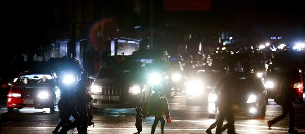 Residents cross a street in the dark after a power outage in Caracas, Venezuela, Thursday, March 7, 2019. A power outage left much of Venezuela in the dark early Thursday evening in what appeared to be one of the largest blackouts yet in a country where power failures have become increasingly common. Crowds of commuters in capital city Caracas were walking home after metro service ground to a halt and traffic snarled as cars struggled to navigate intersections where stoplights were out. - Sputnik Afrique