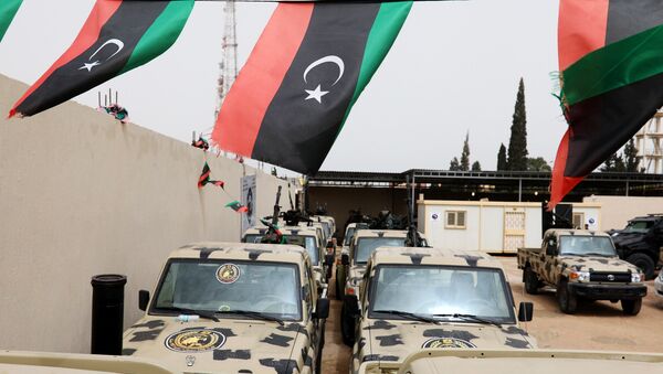 Des véhicules militaires, confisqués aux troupes du maréchal Khalifa Haftar, aperçus à l'ouest de Tripoli, en Libye, le 5 avril 2019. - Sputnik Afrique