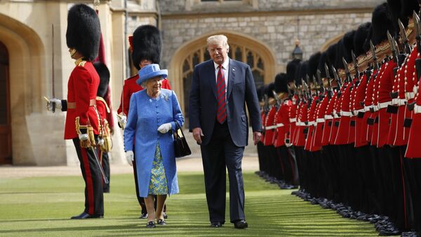 U.S. President Donald Trump with Queen Elizabeth II, inspects the Guard of Honour at Windsor Castle in Windsor, England, Friday, July 13, 2018 - Sputnik Afrique