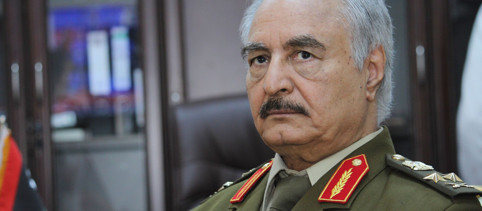 Sur cette photo du dossier du 18 mars 2015, le général Khalifa Haftar, alors chef suprême de l'armée libyenne, s'exprime lors d'un entretien avec l'Associated Press à al-Marj, en Libye.  - Sputnik Afrique, 1920, 28.12.2020