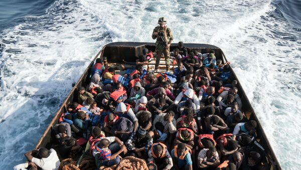 Операция по спасению судна с нелегальными мигрантами, пытающимися достичь побережья Европы - Sputnik Afrique