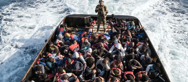 Операция по спасению судна с нелегальными мигрантами, пытающимися достичь побережья Европы - Sputnik Afrique