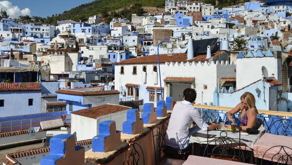 Люди в кафе на крыше одного из домов в городе Шифшавен, Марокко - Sputnik Afrique