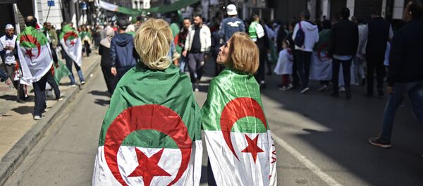 Manifestantes algériennes. Image d'illustration - Sputnik Afrique