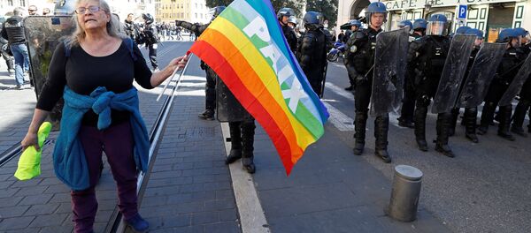 Anti-globalization activist Genevieve Legay demonstrates in front of French Gendarmes as French yellow vests stage their 19th round of protests in Nice - Sputnik Afrique