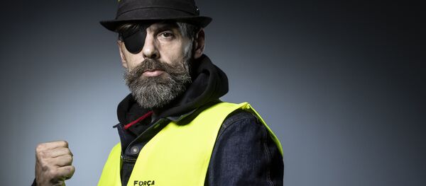 Jerome Rodrigues, one of the leading figures of the yellow vests (gilets jaunes) movement, poses during a photo session in Paris on February 6, 2019 Jerome Rodrigues, one of the leading figures of the yellow vests (gilets jaunes) movement, poses during a photo session in Paris on February 6, 2019 - Sputnik Afrique