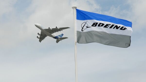 Un Airbus A-380 derrière le drapeau de Boeing  - Sputnik Afrique