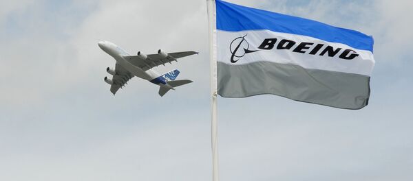 Un Airbus A-380 derrière le drapeau de Boeing  - Sputnik Afrique