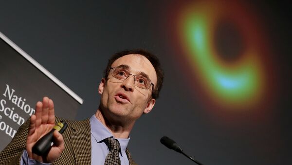 Event Horizon Telescope Director Sheperd Doeleman reveals the first photograph of a black hole during a news conference organized by the National Science Foundation at the National Press Club April 10, 2019 in Washington, DC - Sputnik Afrique