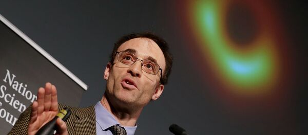 Event Horizon Telescope Director Sheperd Doeleman reveals the first photograph of a black hole during a news conference organized by the National Science Foundation at the National Press Club April 10, 2019 in Washington, DC - Sputnik Afrique